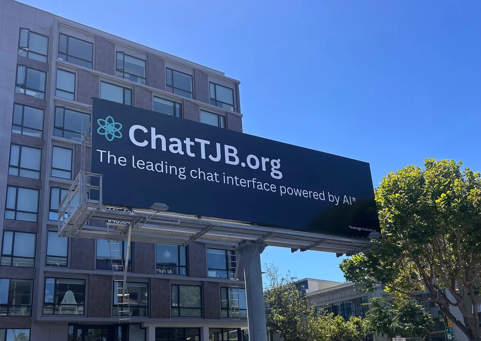 Reklamskylten för ChatTJB i San Francisco - powered by AI, där AI står för average individual